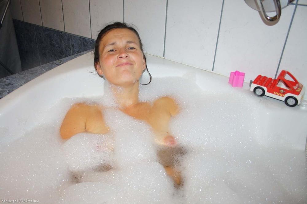 18P German Milf in the bath