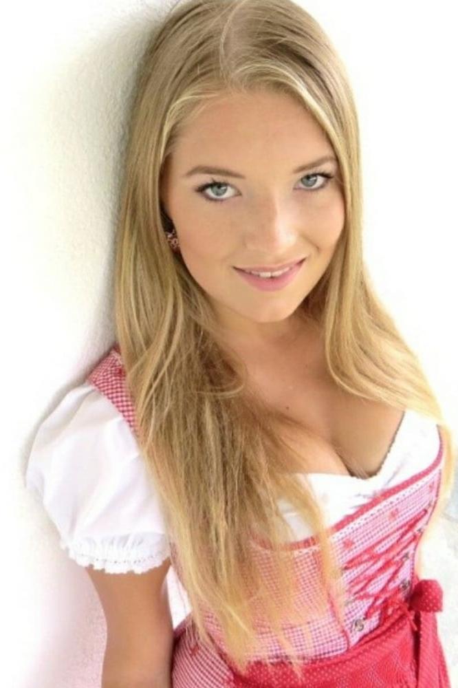 20P Sexy Dirndl Girls 386