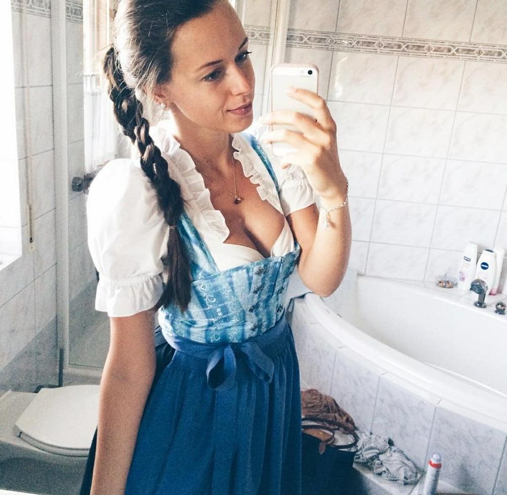 20P Sexy Dirndl Girls 386