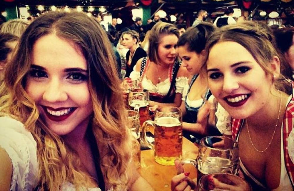 20P Sexy Dirndl Girls 386