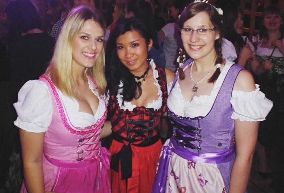 20P Sexy Dirndl Girls 386