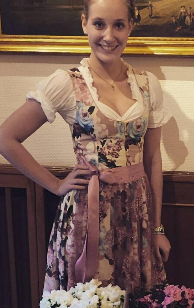 20P Sexy Dirndl Girls 386