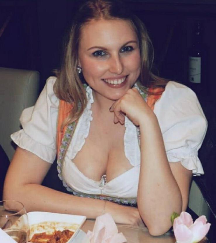 20P Sexy Dirndl Girls 386