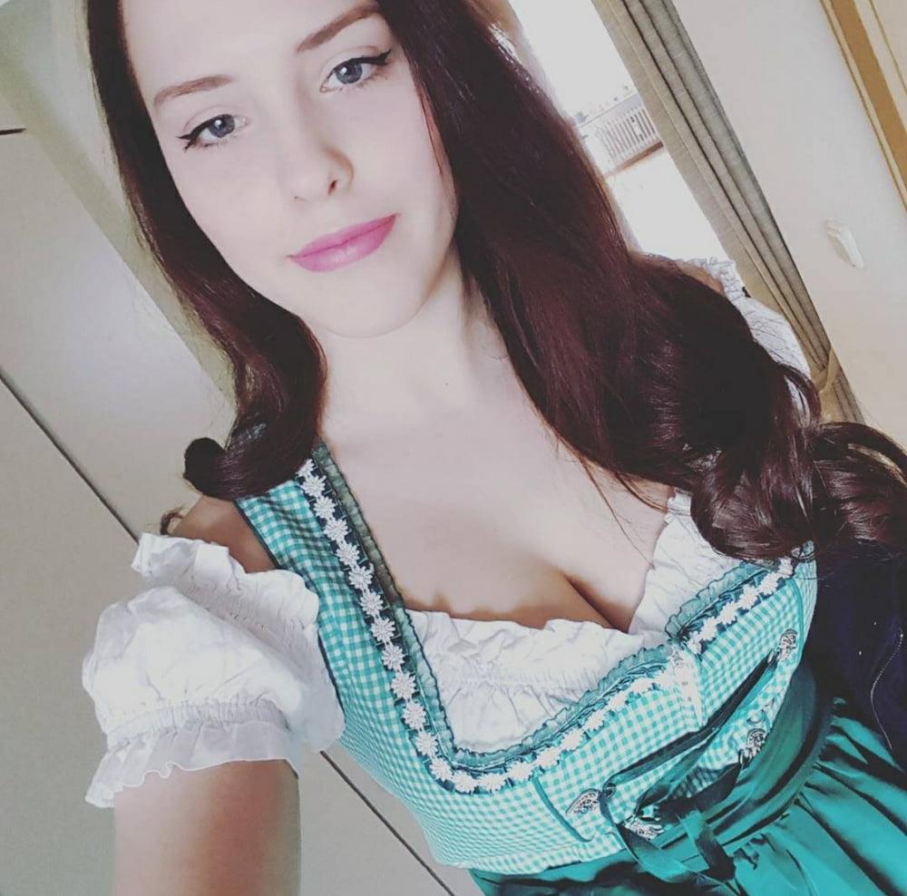 20P Sexy Dirndl Girls 386