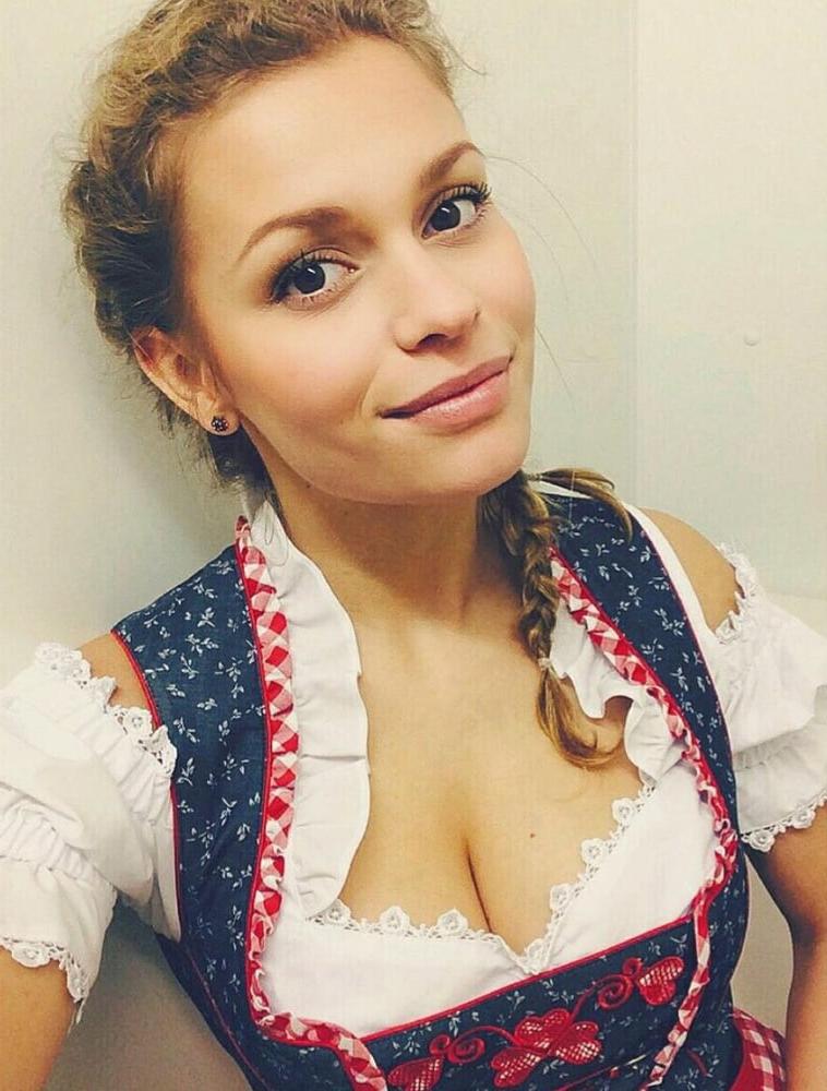 25P Sexy Dirndl Girls 385