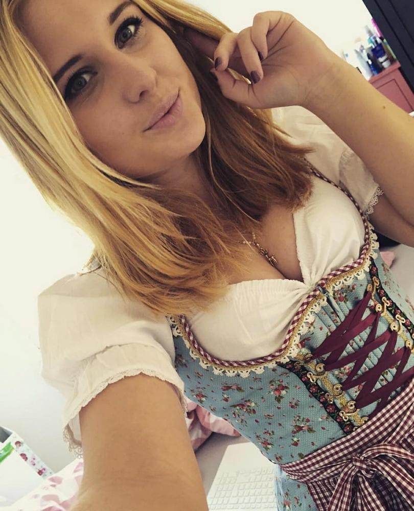 25P Sexy Dirndl Girls 385