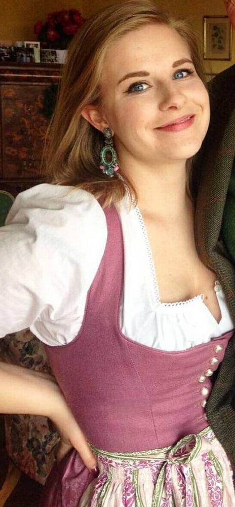 25P Sexy Dirndl Girls 385