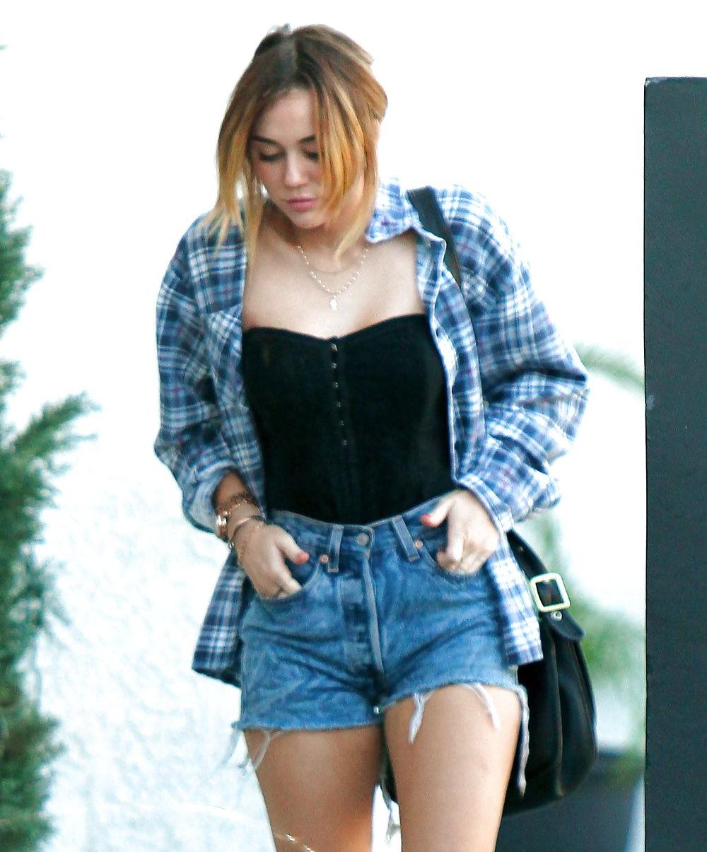 22P Miley Cyrus 6 Korsett und BH