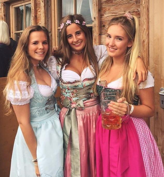 25P Sexy Dirndl Girls 384