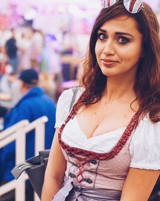 25P Sexy Dirndl Girls 384