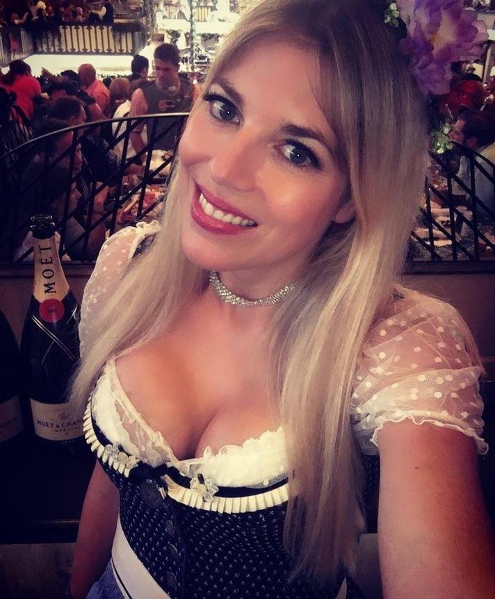 25P Sexy Dirndl Girls 384