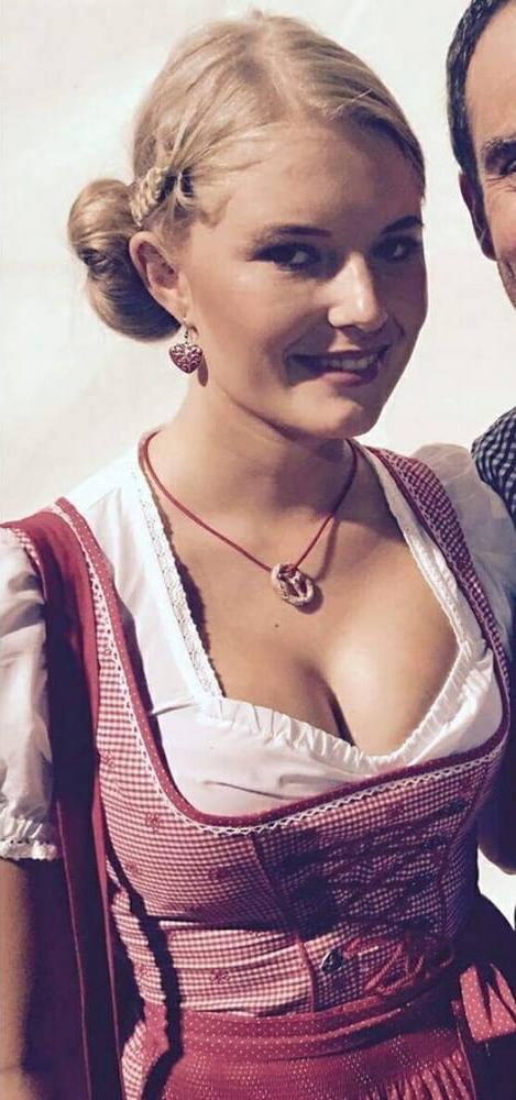 25P Sexy Dirndl Girls 382