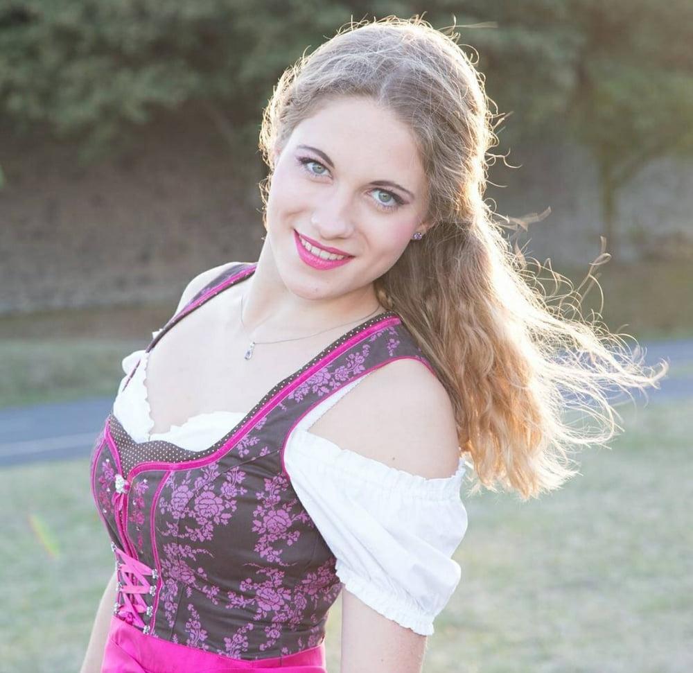 25P Sexy Dirndl Girls 382