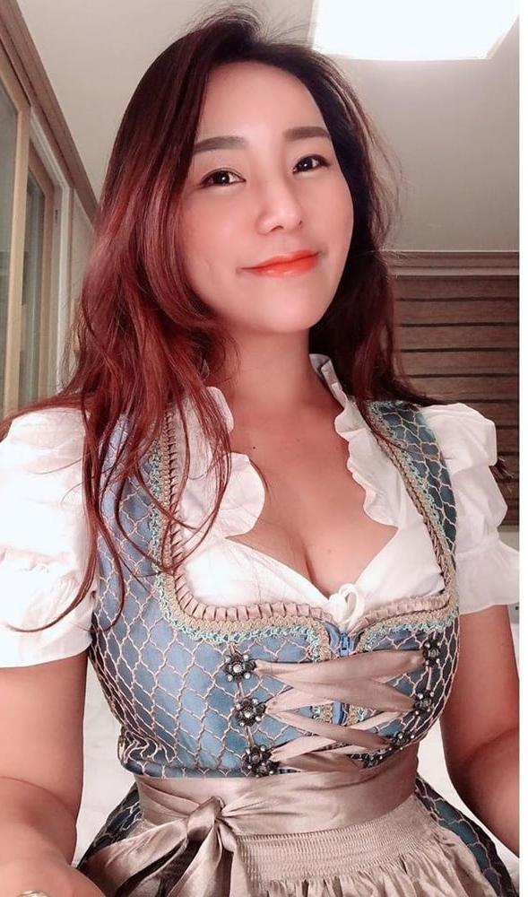 24P Sexy Dirndl Girls 380
