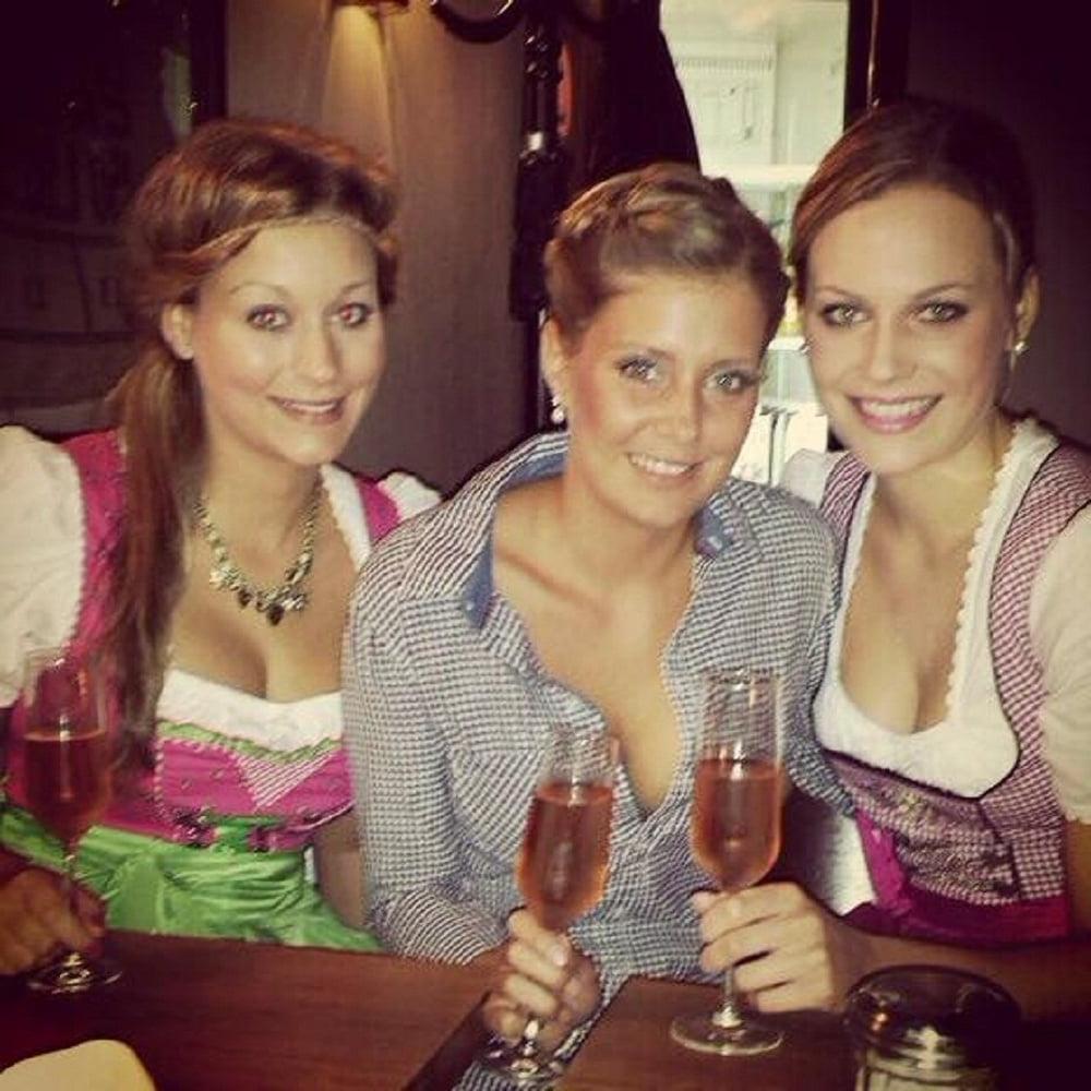 24P Sexy Dirndl Girls 380