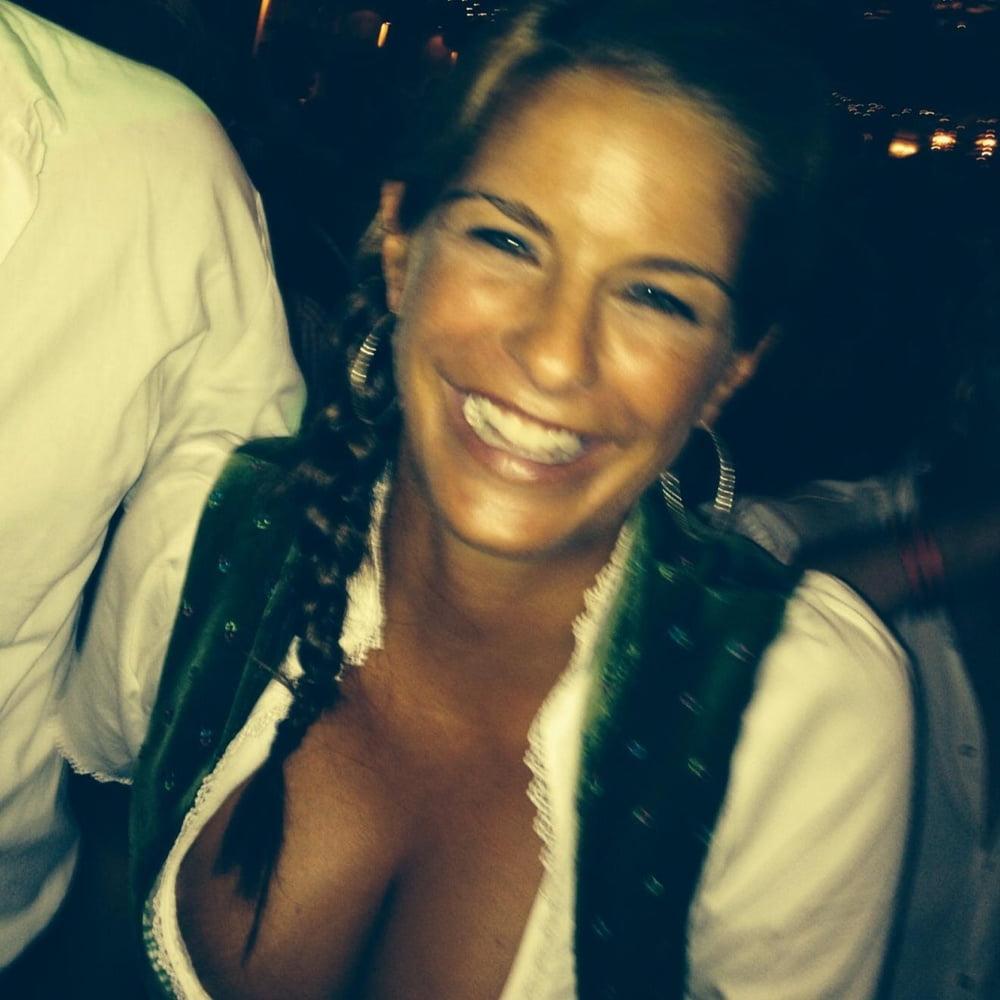 24P Sexy Dirndl Girls 380