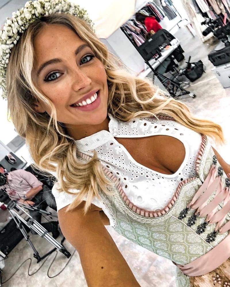 24P Sexy Dirndl Girls 380