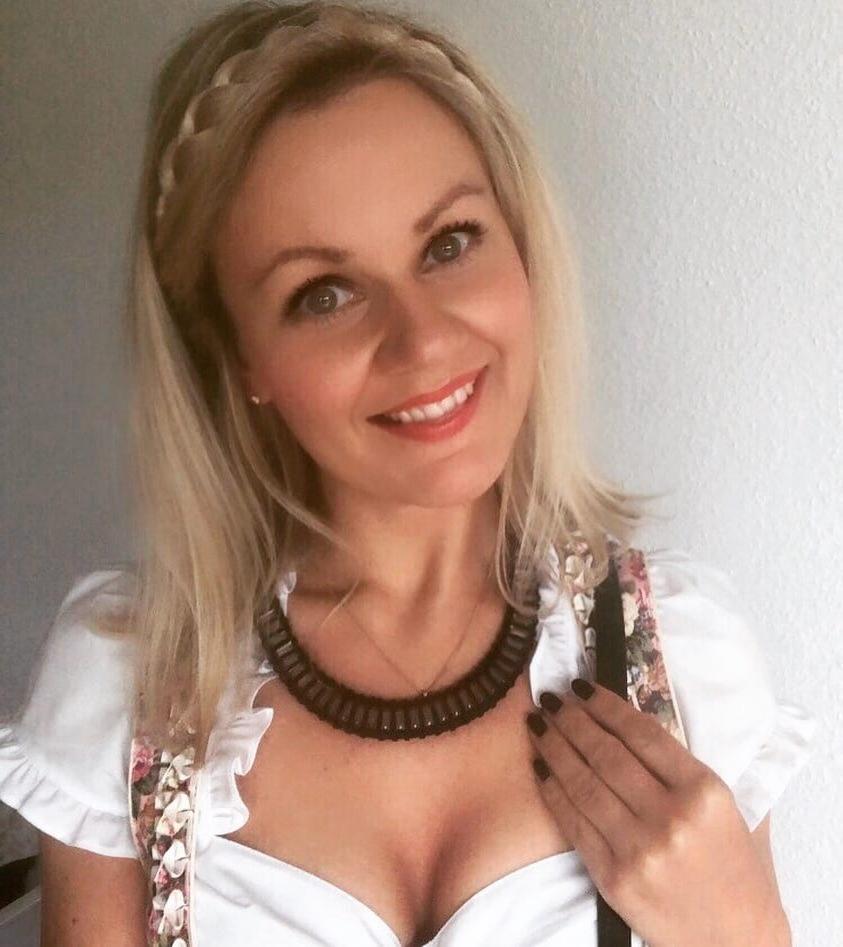 24P Sexy Dirndl Girls 380