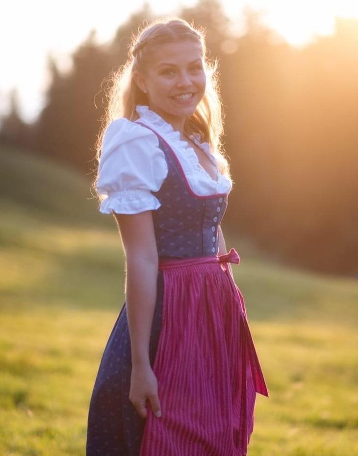 24P Sexy Dirndl Girls 380