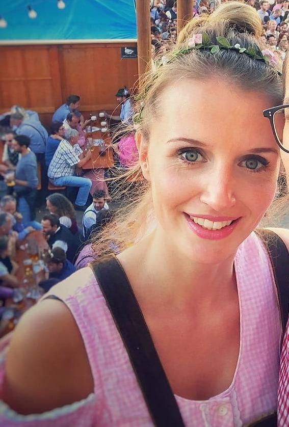24P Sexy Dirndl Girls 380