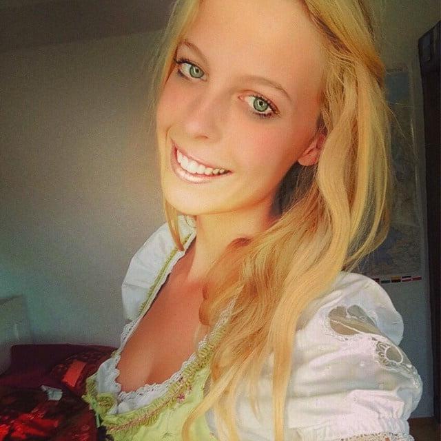 25P Sexy Dirndl Girls 381