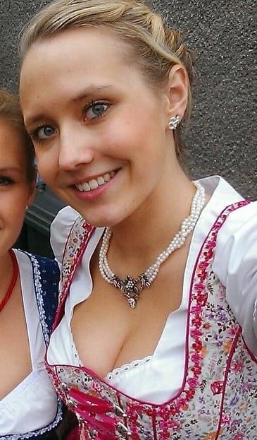 25P Sexy Dirndl Girls 381
