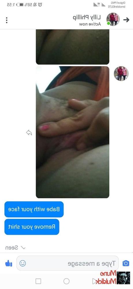 25P Lilly Phillip entblößt ihre weiße Fotze