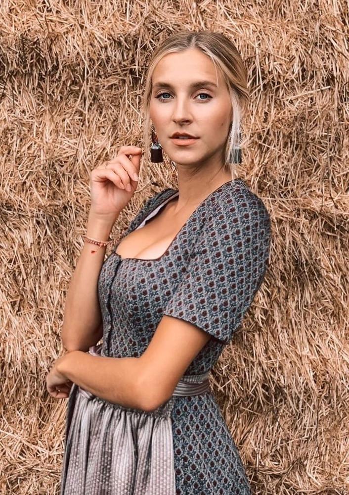 19P Sexy Dirndl Girls 379