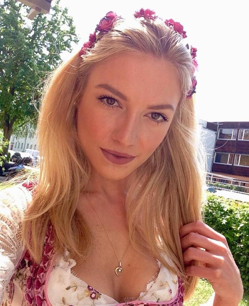 11P Sexy Dirndl Girls 377