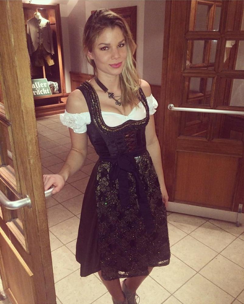 11P Sexy Dirndl Girls 377