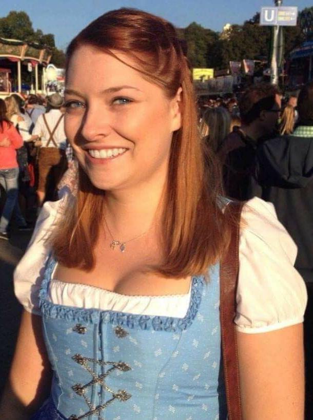 11P Sexy Dirndl Girls 377