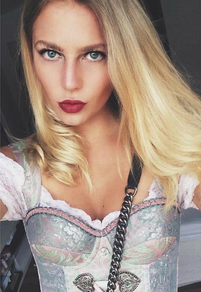 11P Sexy Dirndl Girls 377