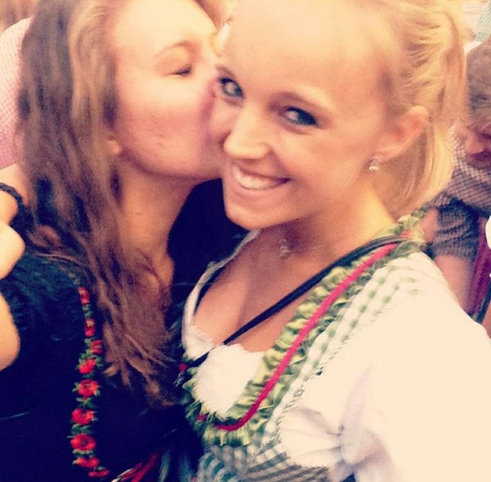 11P Sexy Dirndl Girls 377