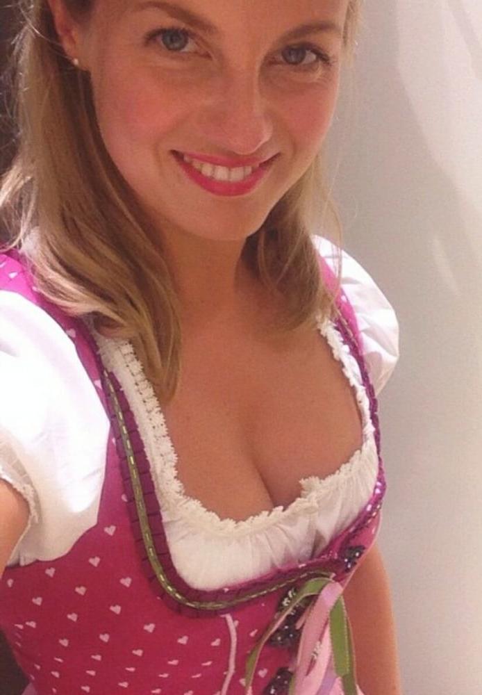 11P Sexy Dirndl Girls 377
