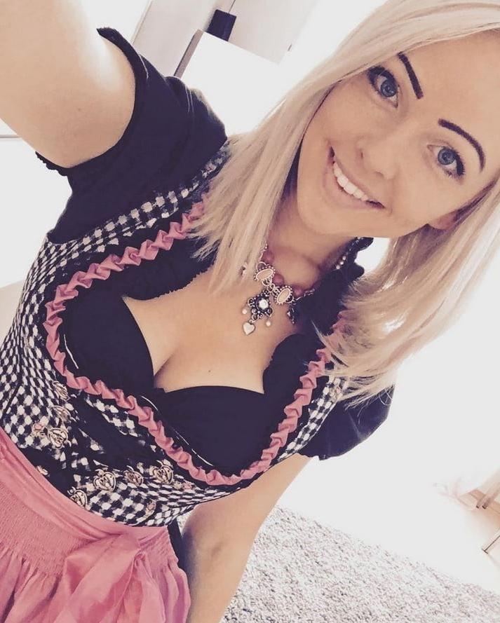 20P Sexy Dirndl Girls 372
