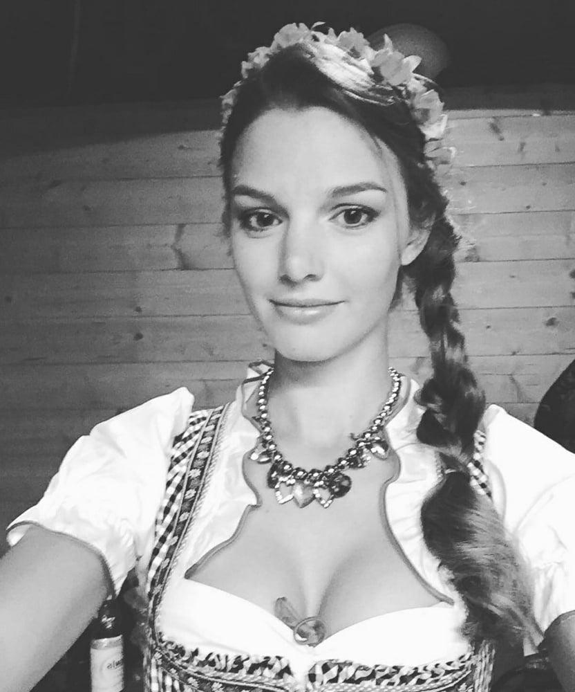 13P Sexy Dirndl Girls 376