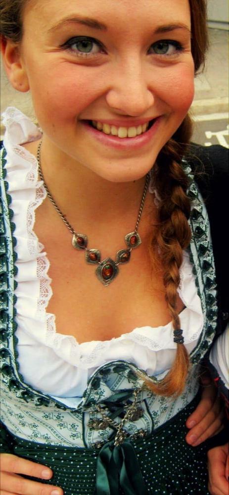25P Sexy Dirndl Girls 373
