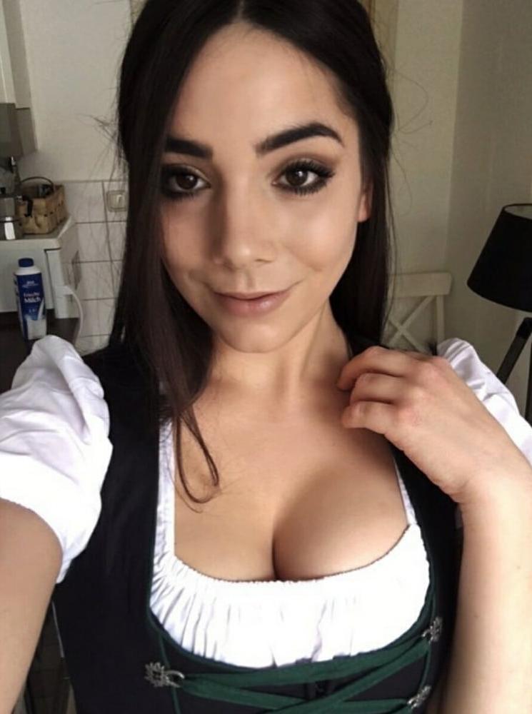 25P Sexy Dirndl Girls 373
