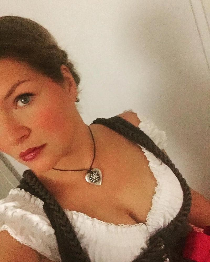 25P Sexy Dirndl Girls 371