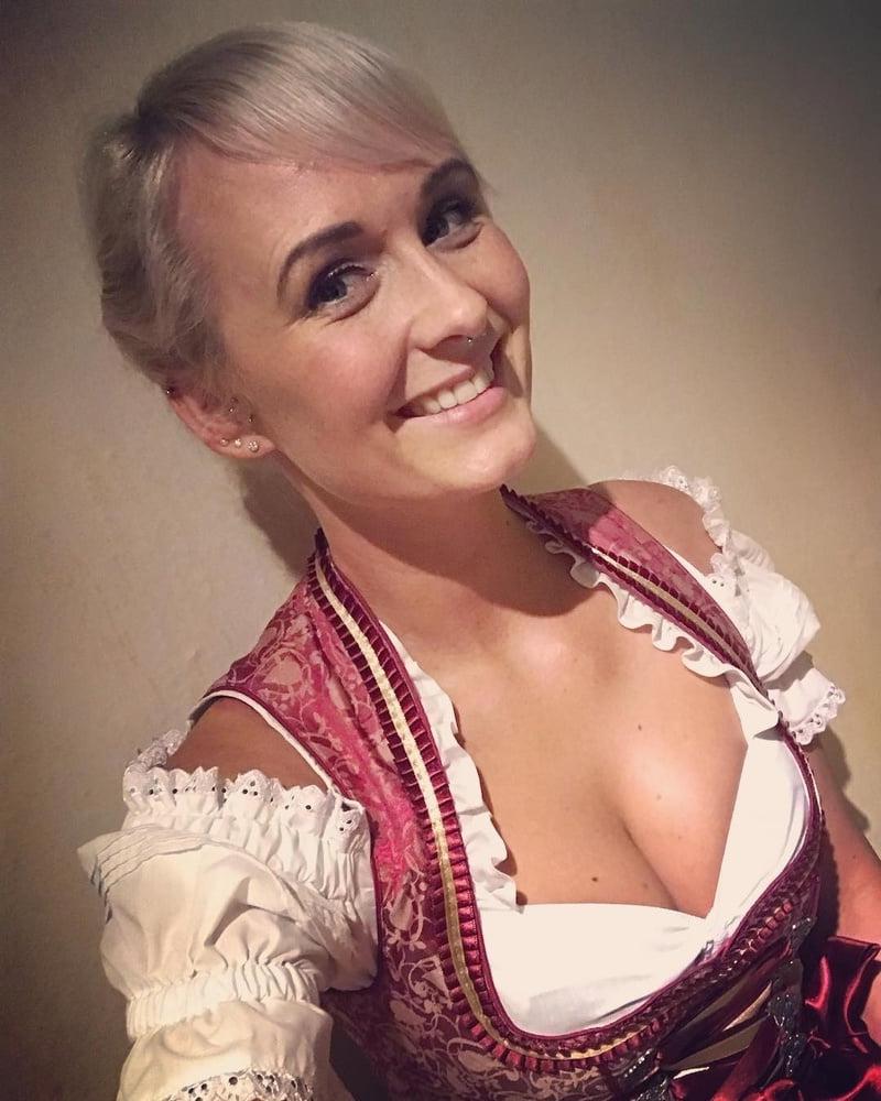 25P Sexy Dirndl Girls 371