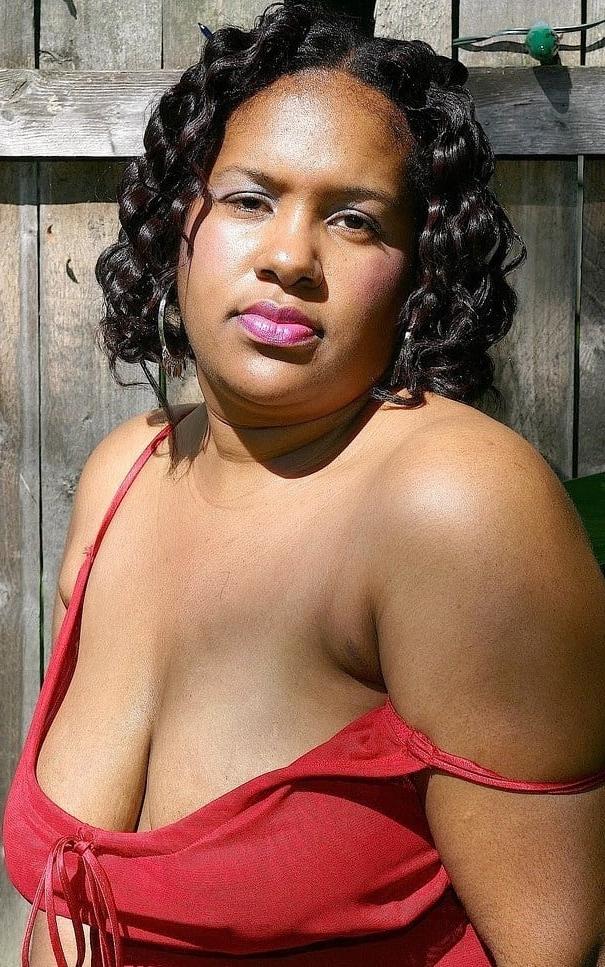 25P Younger women has forgotten her bra 07.
