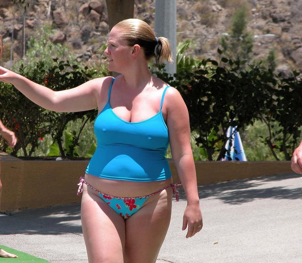 25P Younger women has forgotten her bra 07.