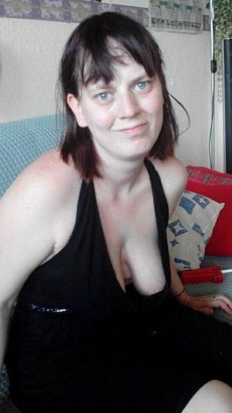 25P Younger women has forgotten her bra 07.