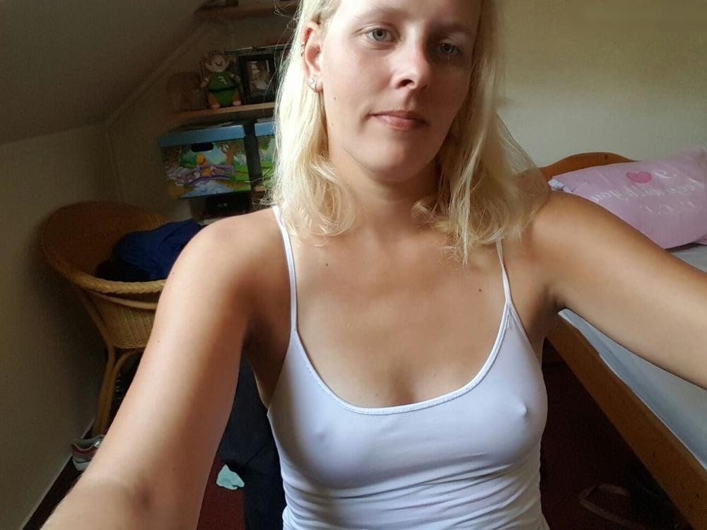 25P Younger women has forgotten her bra 07.