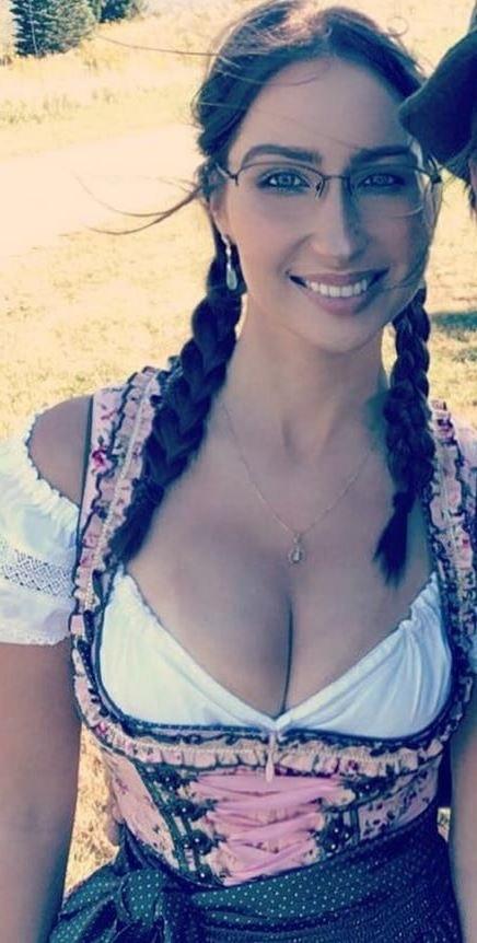 25P Sexy Dirndl Girls 368