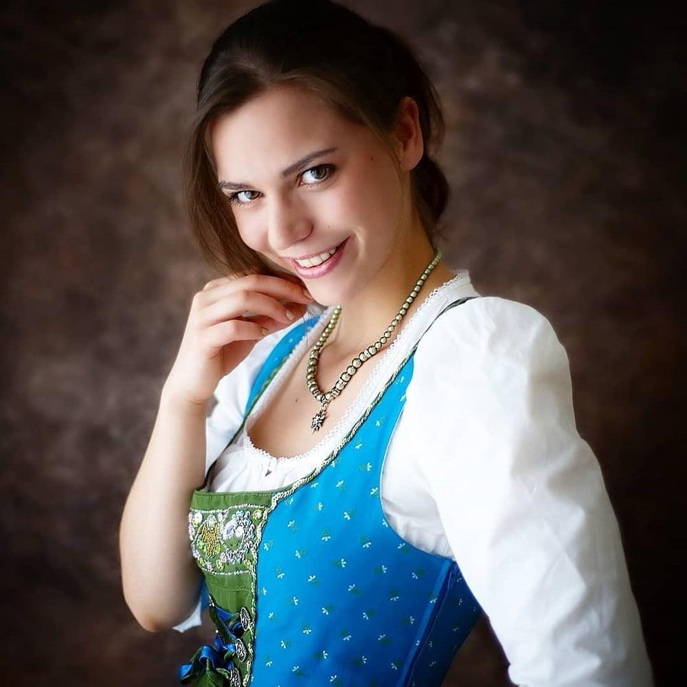 25P Sexy Dirndl Girls 368