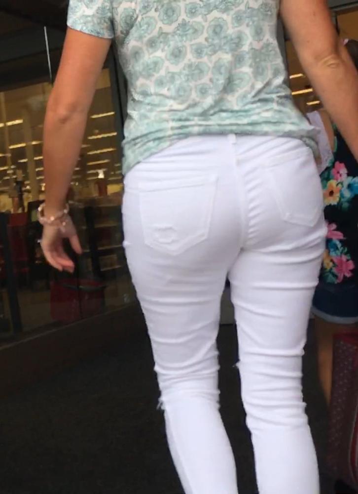 5P A simple MILF Ass in white pants