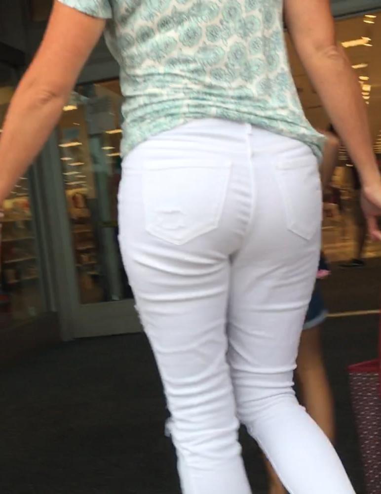 5P A simple MILF Ass in white pants