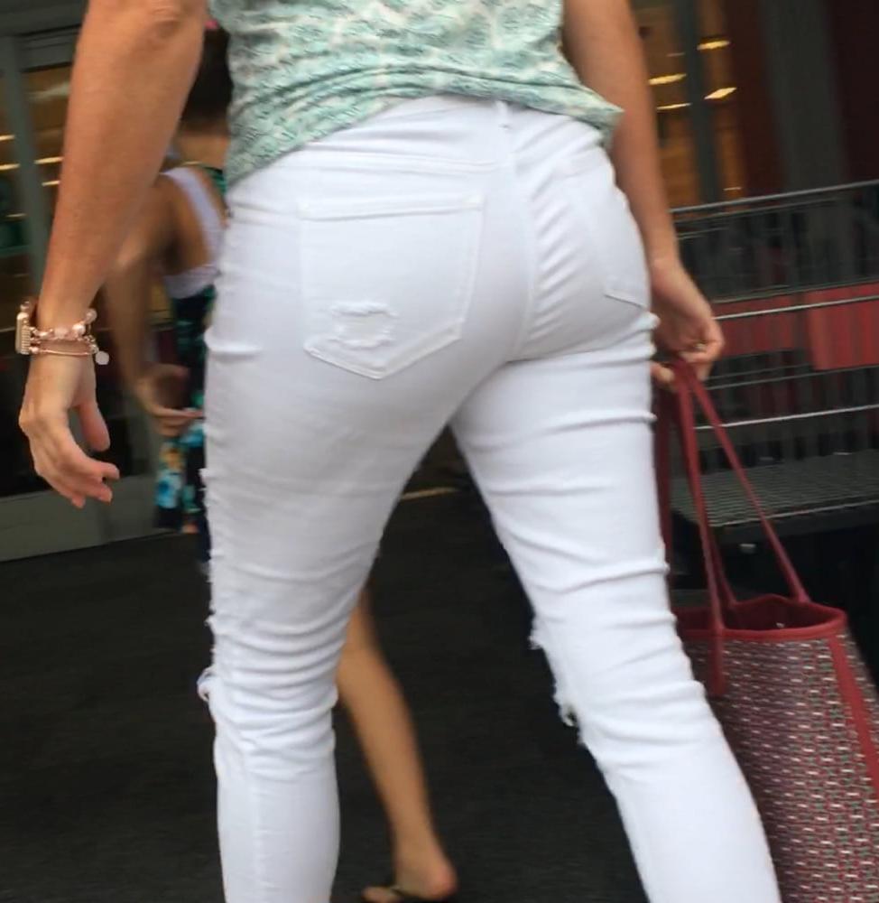 5P A simple MILF Ass in white pants