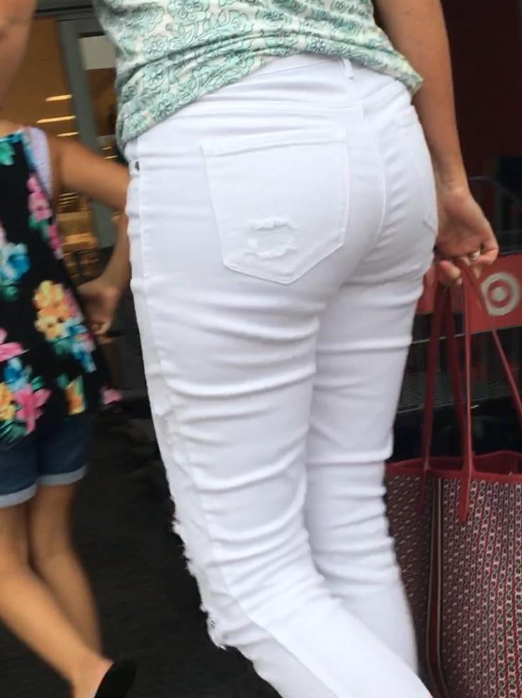 5P A simple MILF Ass in white pants